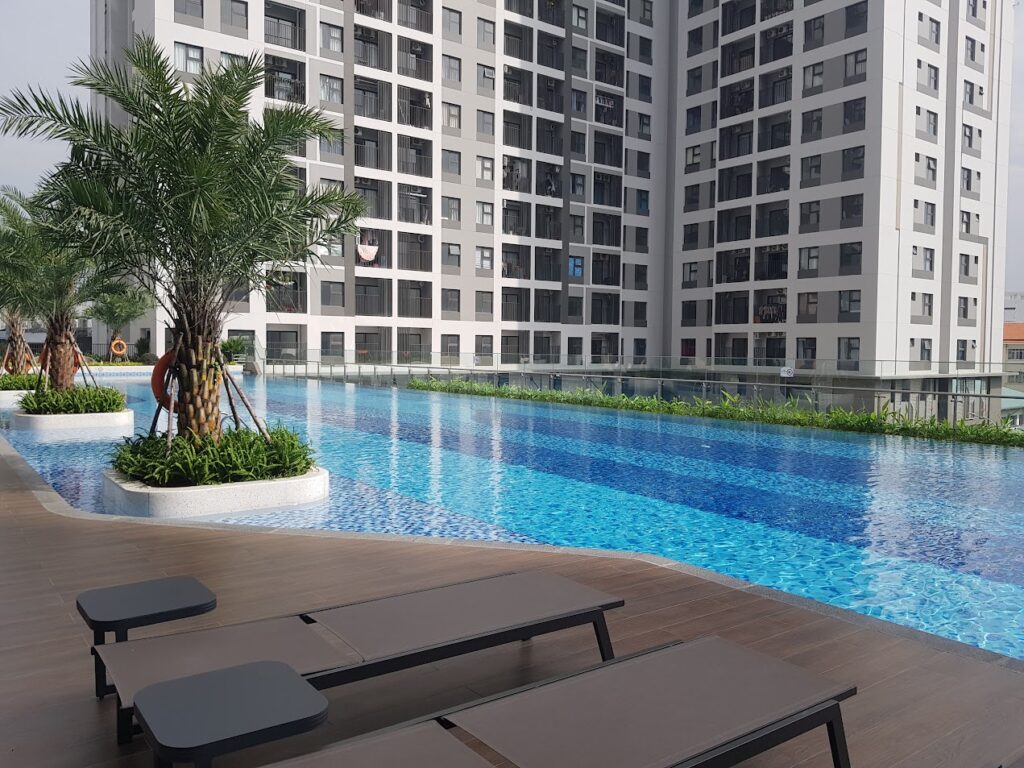 호치민 숙소 싸게 예약해서 즐기는 도심 속 아파트 수영장 풍경.