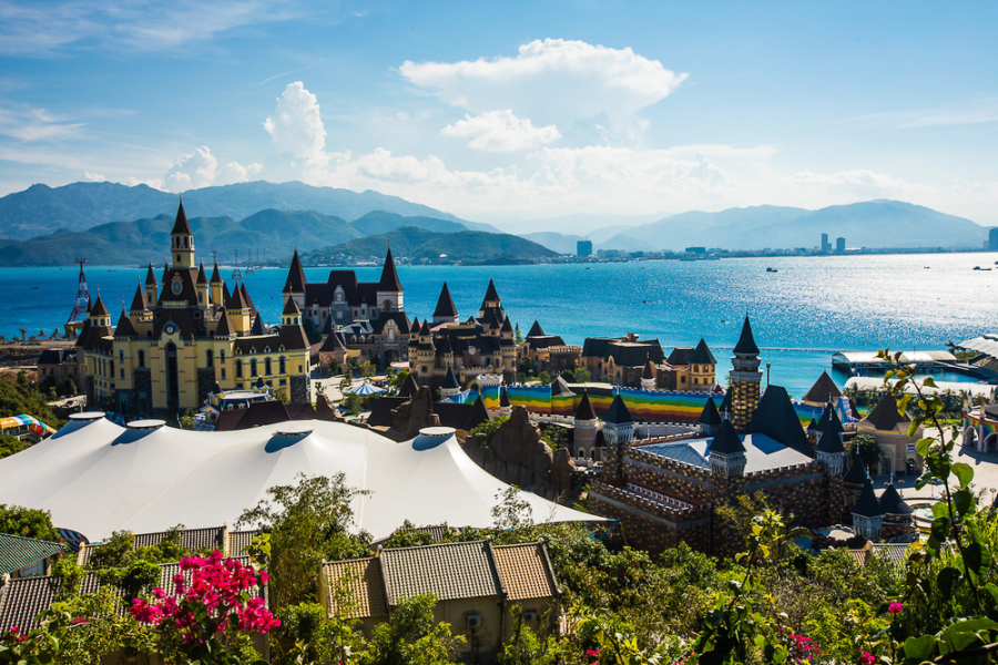 베트남 나트랑 혼째 섬에 위치한 대규모 복합 테마파크 빈원더스(VinWonders)의 화려한 건축물과 푸른 바다 전경.