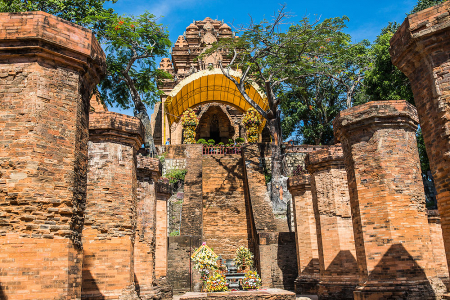 베트남 나트랑의 붉은 벽돌로 지어진 고대 참파 왕국 유적인 뽀나가르 사원(Po Nagar Cham Towers)의 웅장한 탑과 기둥.