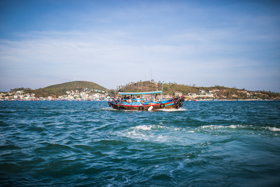 나트랑 앞바다에서 전통 어선을 타고 이동하는 모습으로, 나트랑 비행기표를 예약해 도착하면 만날 수 있는 현지 해양 풍경을 담은 사진입니다.