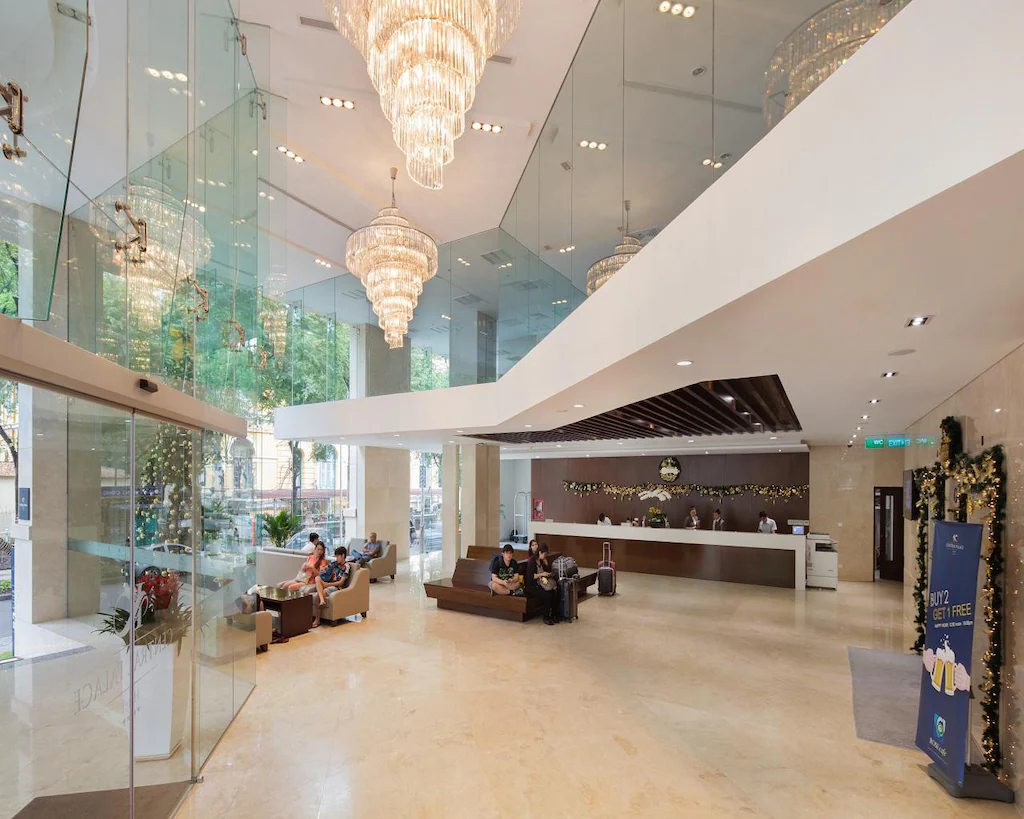 호치민 숙소 싸게 예약 가능한, 샹들리에와 넓은 로비가 인상적인 센트럴 팰리스 호텔의 입구 및 리셉션.