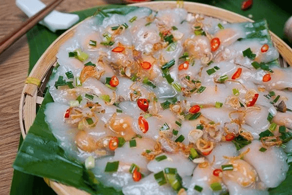 무이네 당일치기 여행 중 맛볼 수 있는 베트남 현지 음식인  새우와 돼지고기 케이크. 투명한 전분 반죽 위에 새우, 파, 튀긴 마늘, 고추 등이 올라가 식욕을 자극하는 모습입니다.