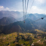 사파 당일치기 풍경 감상, 케이블카를 타고 내려다보는 광활한 산악 지대와 계단식 논의 파노라마 전경 .