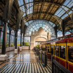 사파 판시판 케이블카 역 근처의 호앙 리엔 기차역(Hoang Lien train station). 유럽풍 건축 양식과 체크무늬 바닥 타일, 그리고 붉은색 푸니쿨라 열차가 보인다. 사파 싸게 여행객을 위한 멋진 포토존.