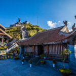 사파 싸게 즐기는 방법, 판시판 정상으로 가는 길목에 있는 고요한 베트남식 사원과 불상 .