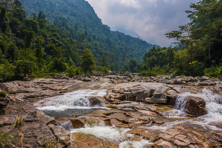 사파 여행 자연 경관, 바위 사이로 거칠게 흐르는 강물과 울창한 산림의 모습