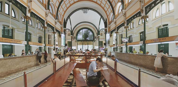 호치민 중앙 우체국(Saigon Central Post Office)의 내부 전경이다.