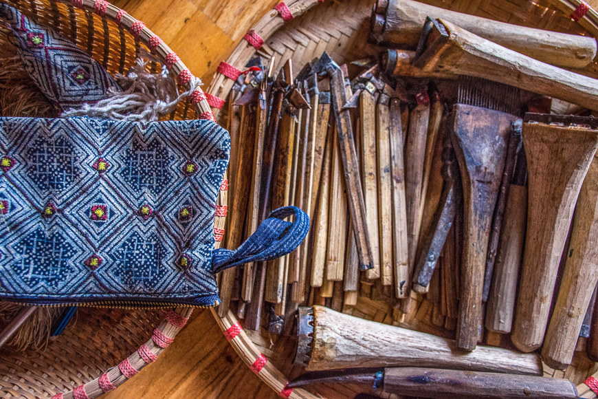 사파 여행 기념품, 베트남 소수민족의 전통적인 염색 천 파우치와 직물 공예 도구 .