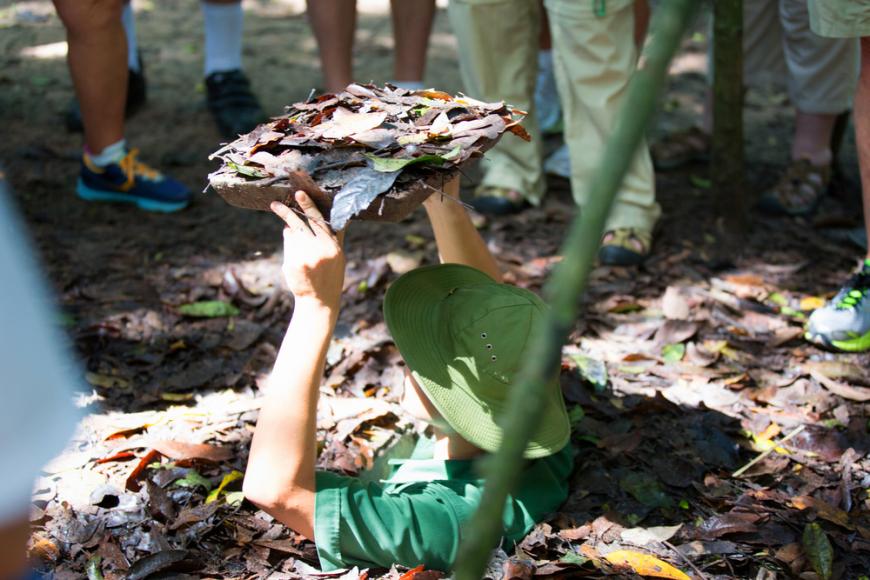 베트남 전쟁 당시 베트콩의 지하 활동 거점이었던 구찌 터널(Củ Chi Tunnels) 유적지에서 터널 입구를 시연하는 장면입니다.